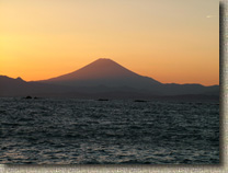 Mt-FujiSunset-15OCT04-4TW.jpg (229363 bytes)