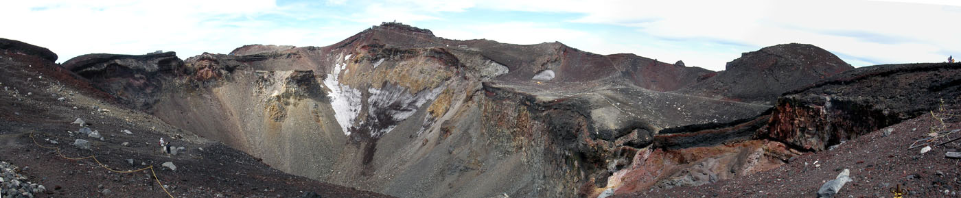 MtFuji-17JUL04-CraterPan.jpg (514446 bytes)