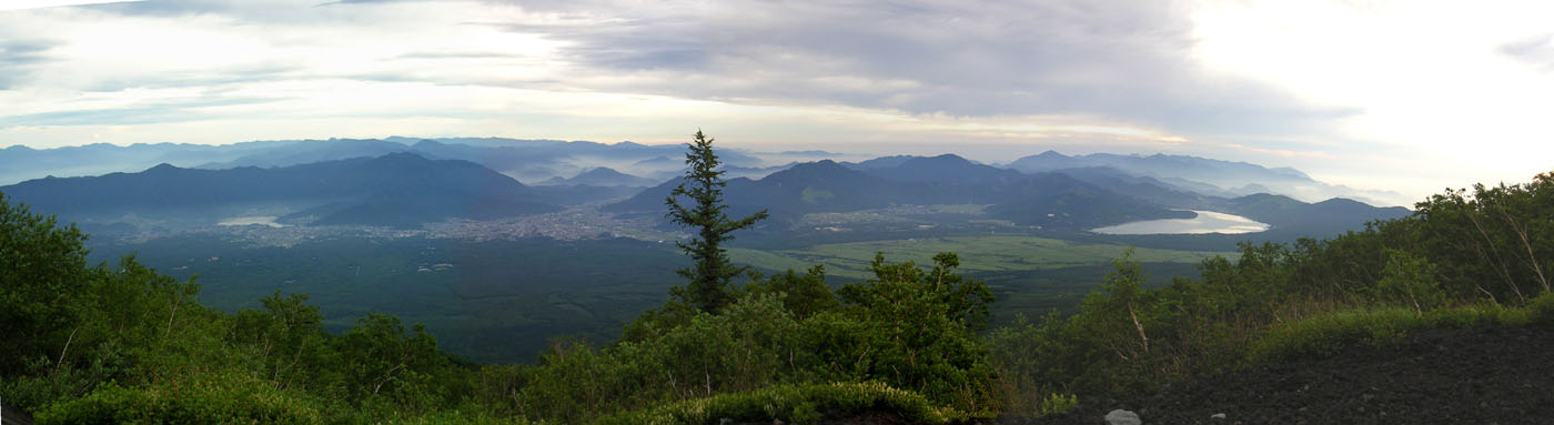 MtFuji-17JUL04-EarlyMorningPan.jpg (240452 bytes)