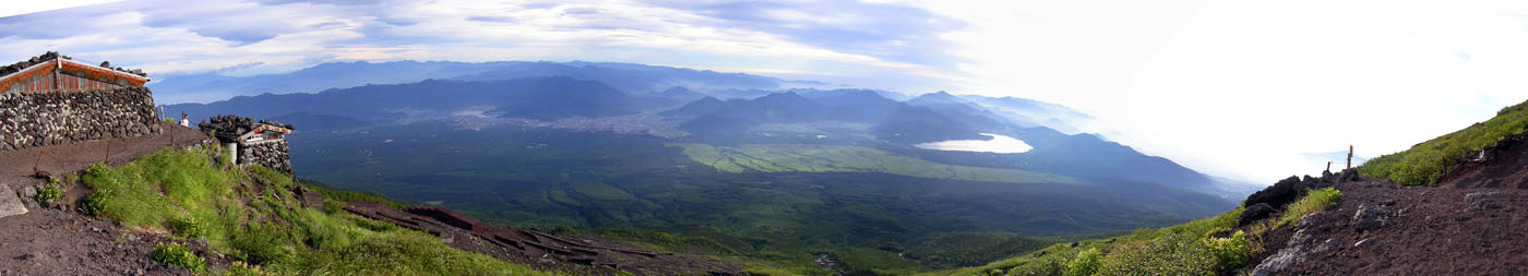 MtFuji-17JUL04-Pan2.jpg (444230 bytes)