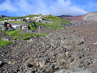 MtFuji-27JUN04-23-RocksBelow7th.JPG (205413 bytes)