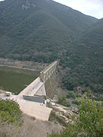 LakeHodges-11NOV03-34-Dam.JPG (73816 bytes)